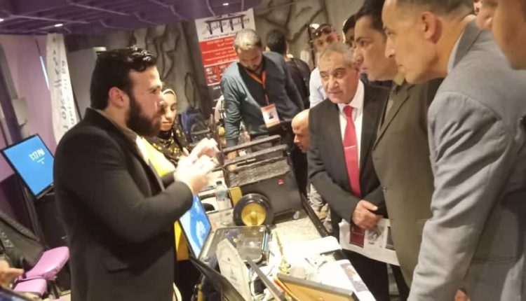 قيادات المجلس القومى للإعاقة يستمعون شرح لفكرة أحد المبتكرين المشاركين فى المعرض
