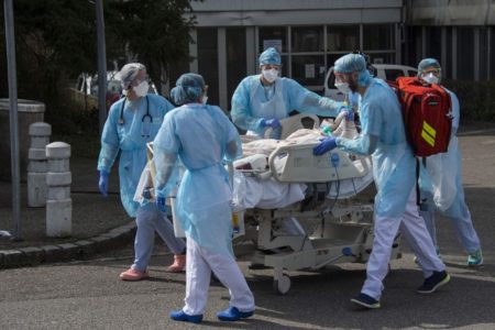 أكبر موجة لضحايا كورونا في بريطانيا.. وفاة 393 شخصًا خلال 24 ساعة