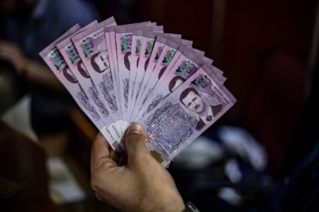 تحسن ملحوظ في سعر الليرة السورية مقابل الدولار